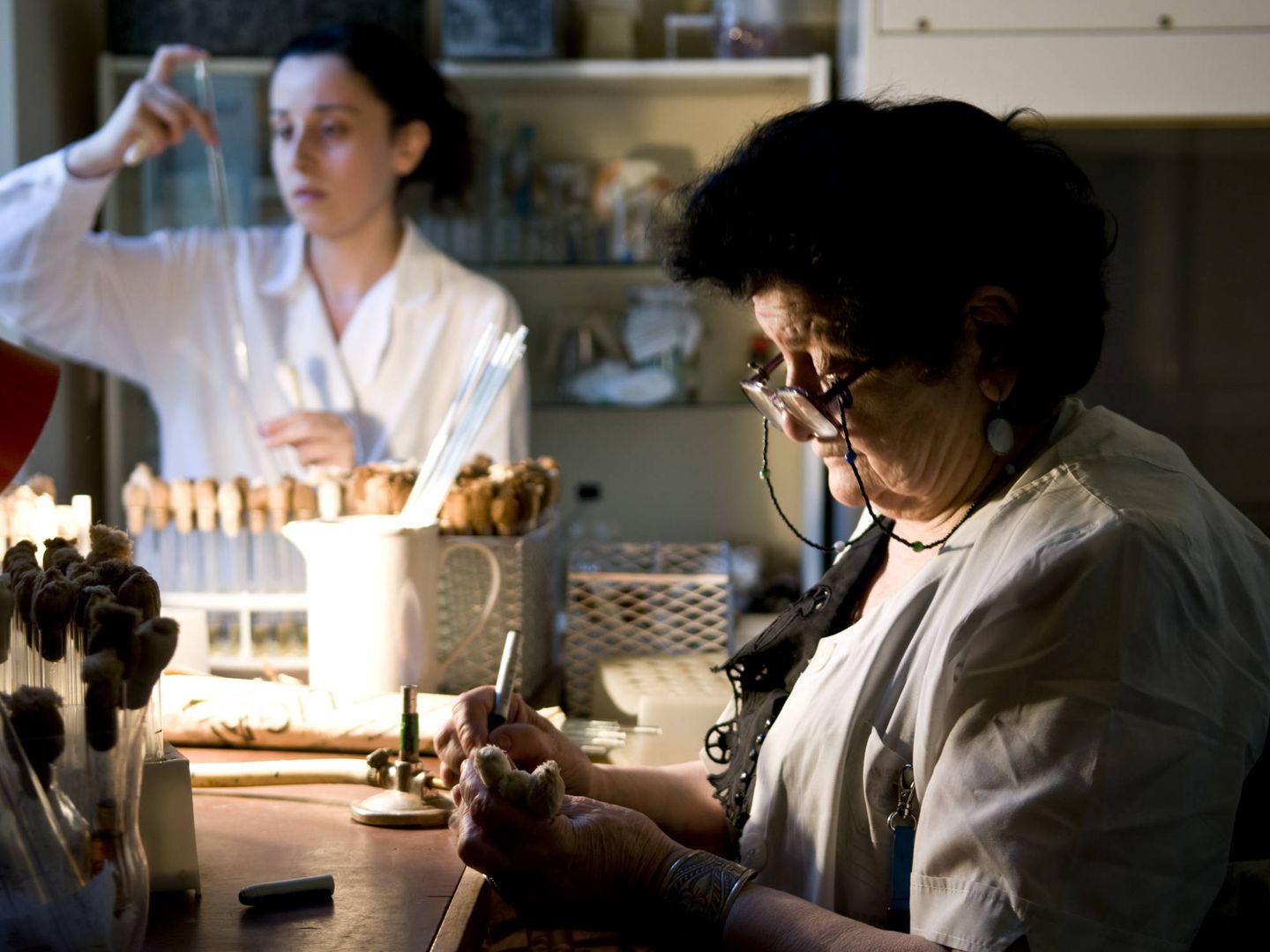 Dos empleadas del Instituto George Eliava fabricando fagos.