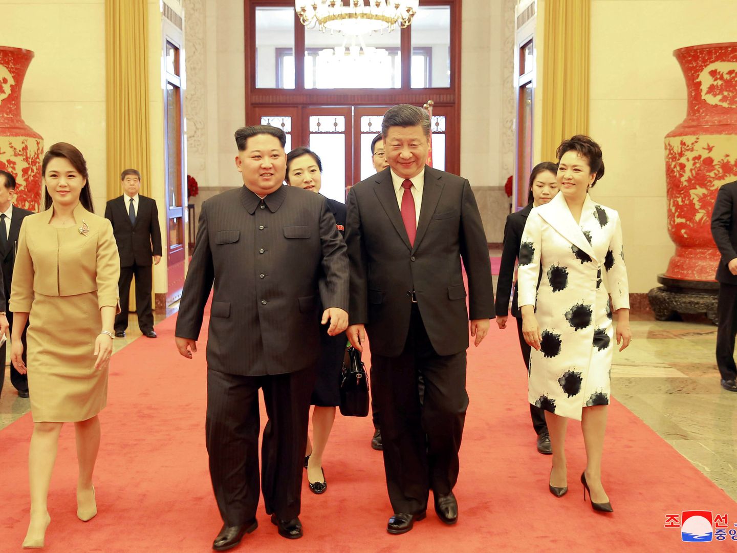 Kim Jong-Un y su mujer Ri Sol Ju y el presidente chino Xi Jinping y su esposa Peng Liyuan. (Reuters)