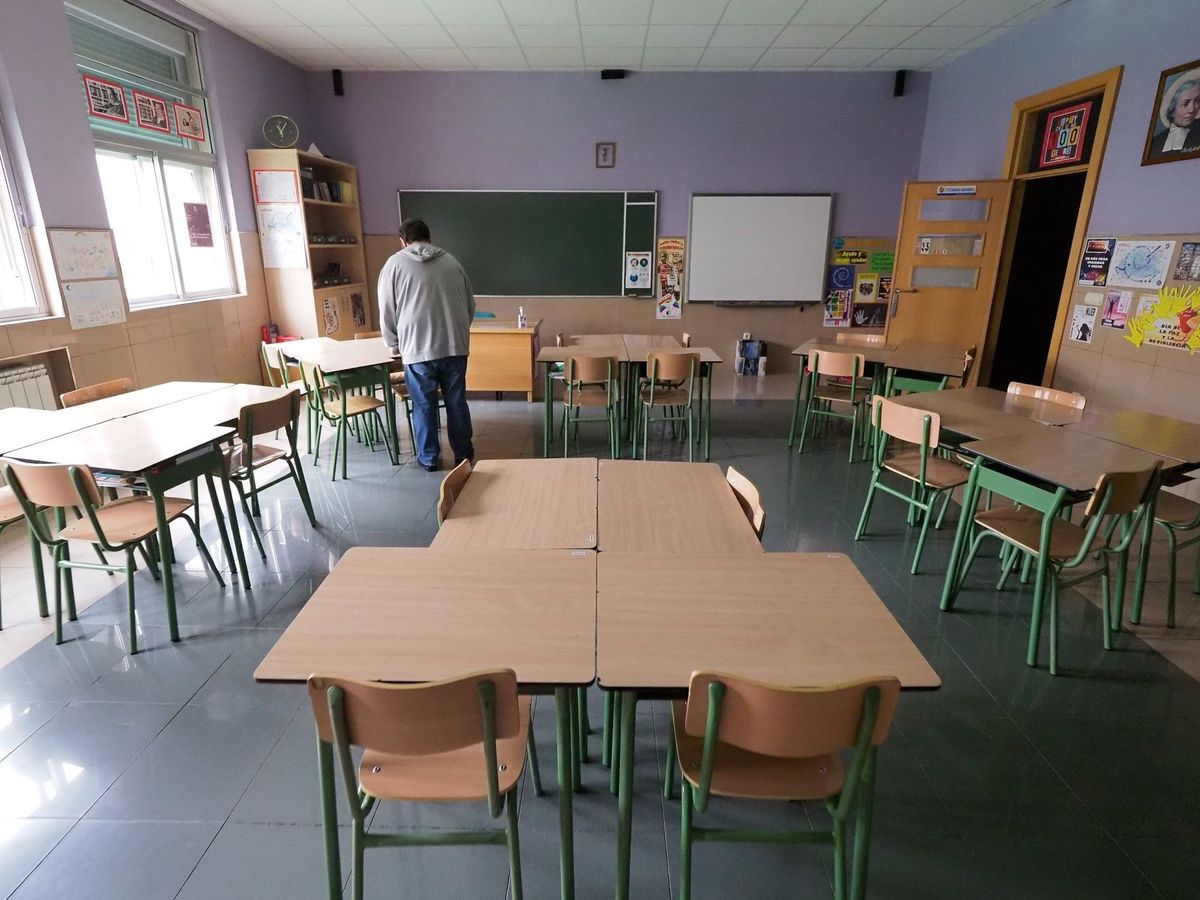 Foto: Un aula vacía del colegio Lourdes, en Valladolid. (EFE)