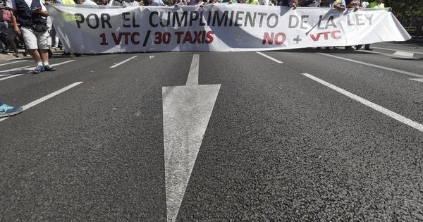 Foto: Manifestación en Madrid con motivo de la huelga convocada por la Asociación Gremial de Auto Taxi el pasado 29 de junio. (EFE)