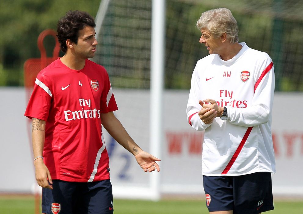 Foto: Cesc y Wenger charlan en un entrenamiento del Arsenal (Cordon Press).