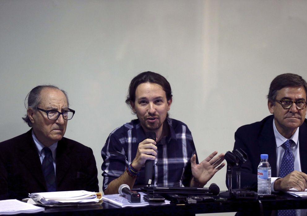 Foto: El secretario general de Podemos, Pablo Iglesias, acompañado por los economistas Vincenç Navarro y Juan Torres. (EFE)