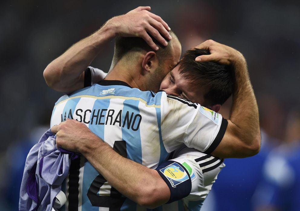 Foto: Leo Messi abrazándose con Javier Mascherano.