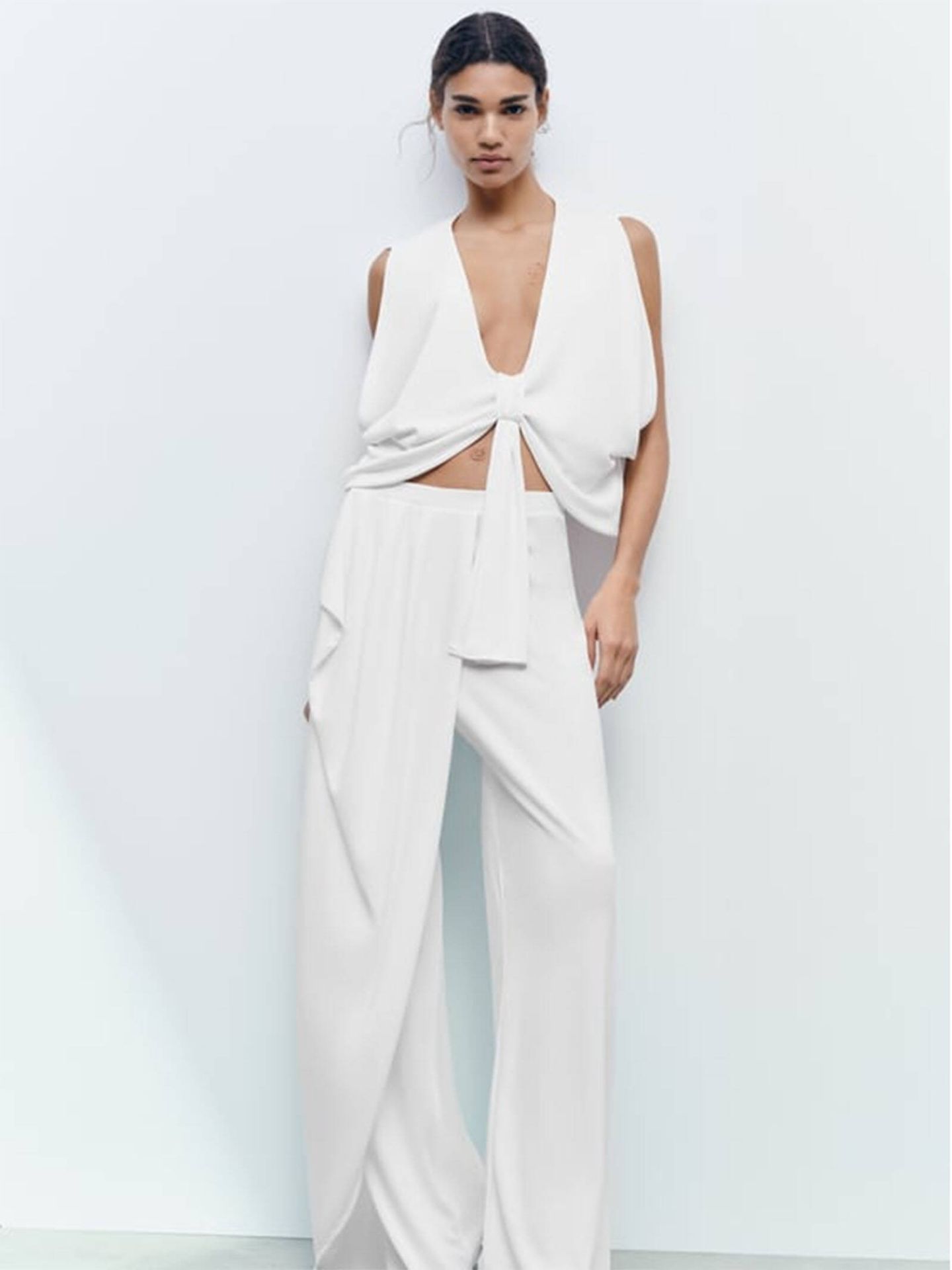 Ancho, cómodo y original: así es el nuevo pantalón blanco estilo pareo. (Zara/Cortesía)
