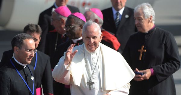 Foto: El papa Francisco, junto a otros clérigos a su llegada a Irlanda. (EFE)