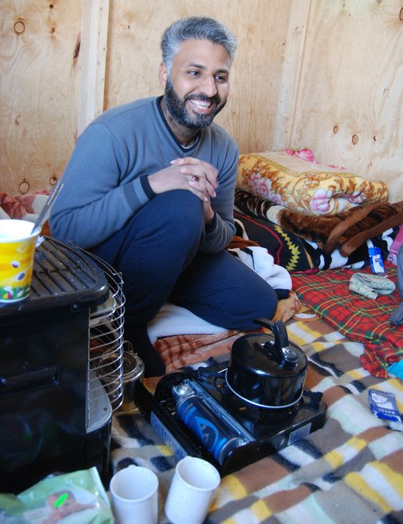 Mansour mientras prepara té en su cabaña.