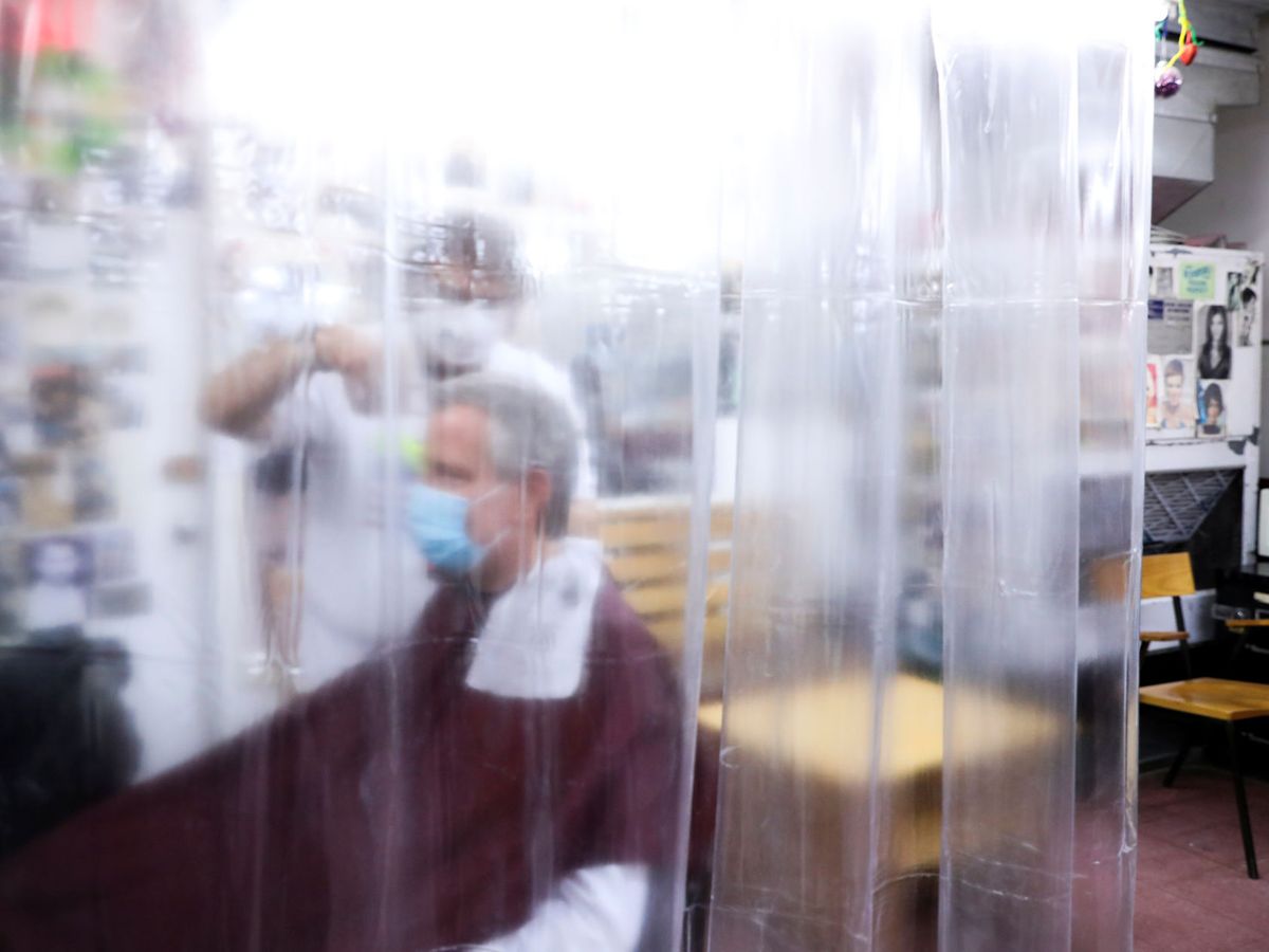 Foto: El alcalde neoyorkino, Bill de Blasio, se corta el pelo en su peluquería de confianza (Reuters)