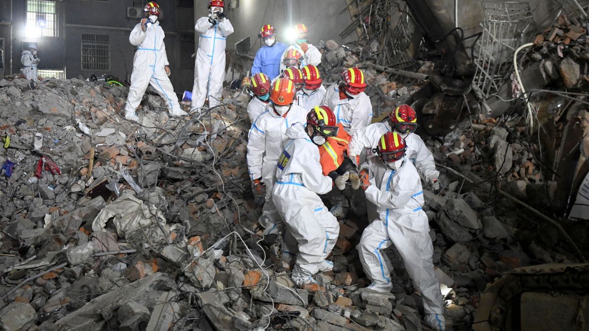 Rescatan a una mujer tras pasar seis días bajo los escombros de un edificio en China