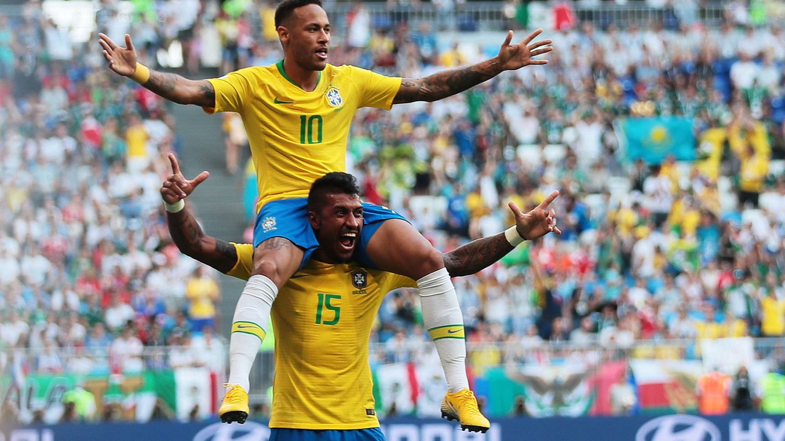Foto: Neymar subido a los hombros de Paulinho para celebrar el gol que consiguió contra México. (Efe)