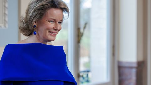 Matilde de Bélgica renueva su estilo a los 51 con un vestido midi azul Klein de escote Bardot envolvente