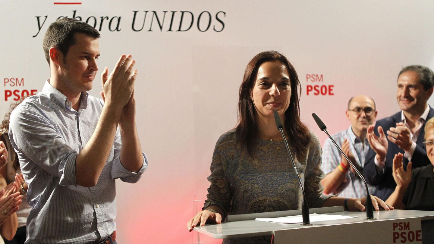 Juan Segovia celebra la victoria de Hernández en las primarias del PSM, el 26 de julio. (EFE)