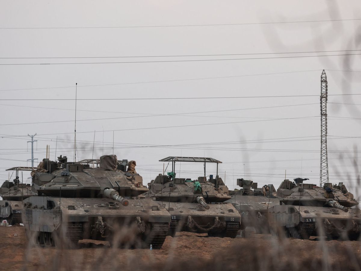 Foto: Tanques israelíes cerca de Gaza, con la 'boina' metálica. (Reuters/V. Santos Moura)