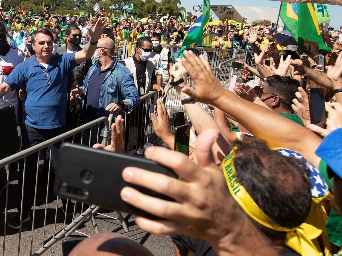 Foto: El presidente brasileño, Jair Bolsonaro, saluda este domingo a sus simpatizantes durante una manifestación en Brasilia (EFE)