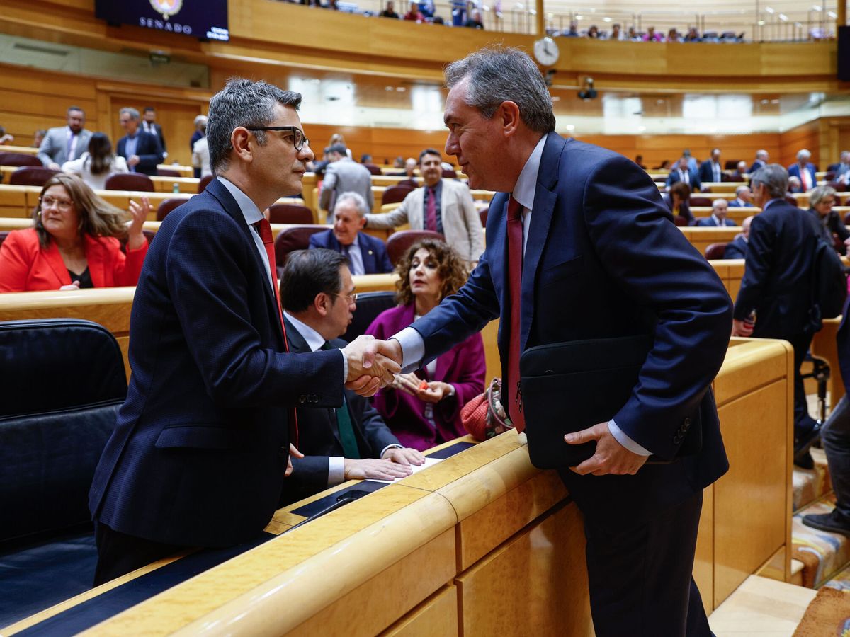 Foto: El ministro de Presidencia, Félix Bolaños, saluda al portavoz socialista en el Senado, Juan Espadas. (EFE/Rodrigo Jiménez) 