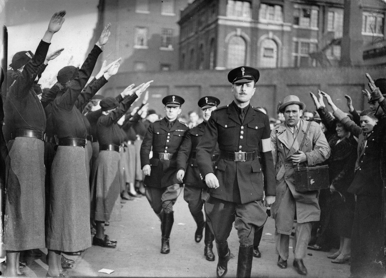 El líder de la BUF, Oswald Mosley, saludado por militantes femeninas de su partido.
