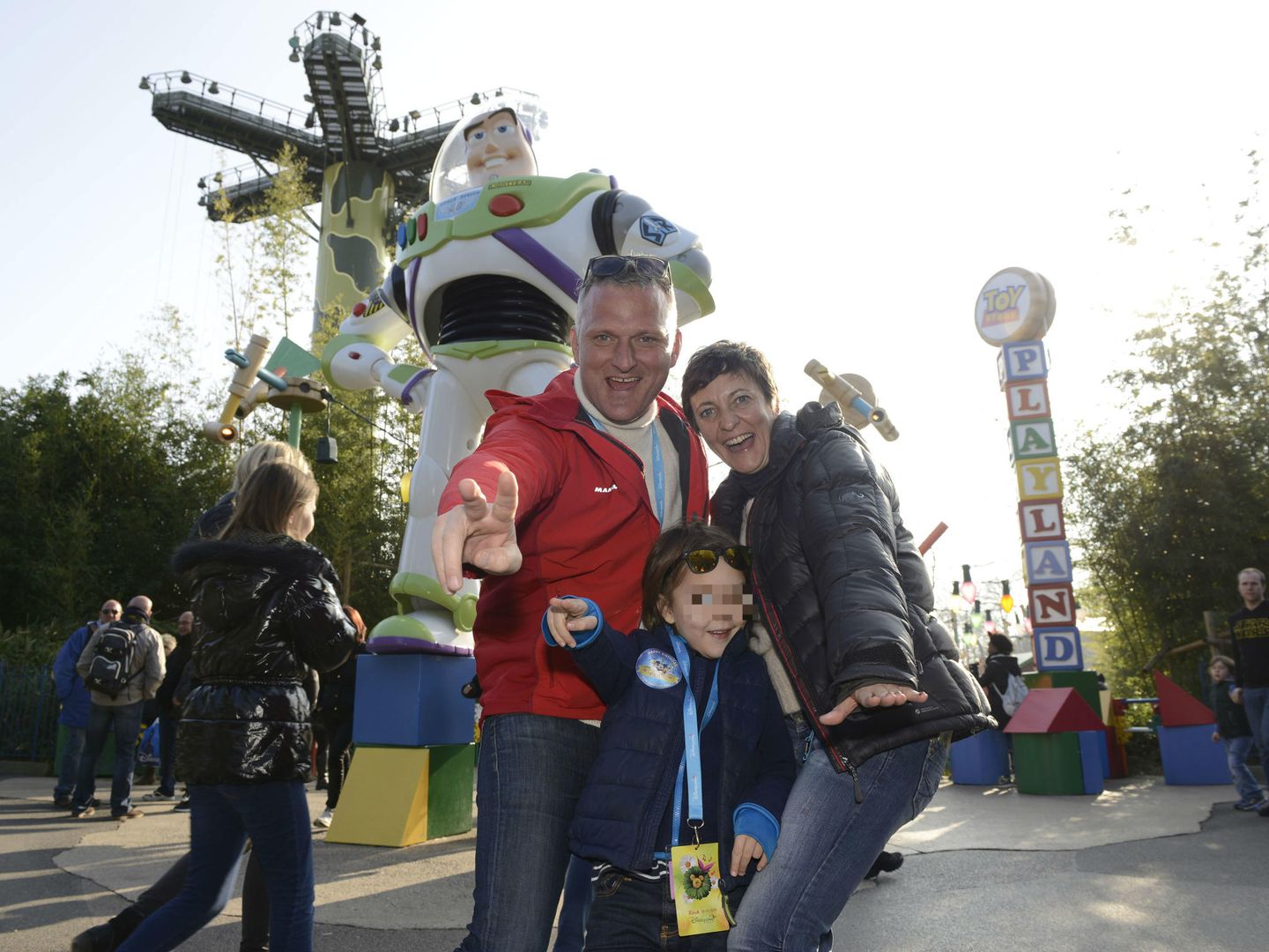 Eva Hache, su marido y su hijo disfrutan de Disneyland Paris.