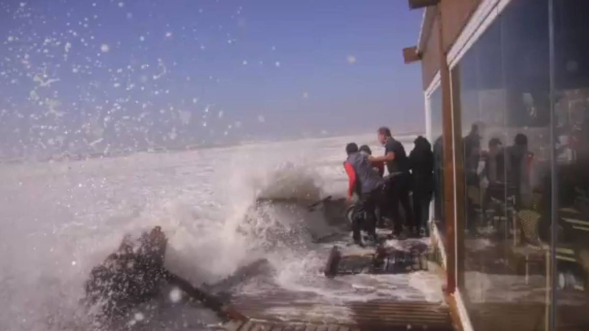 Sin chiringuitos: el temporal arrasa el litoral de la provincia de Cádiz
