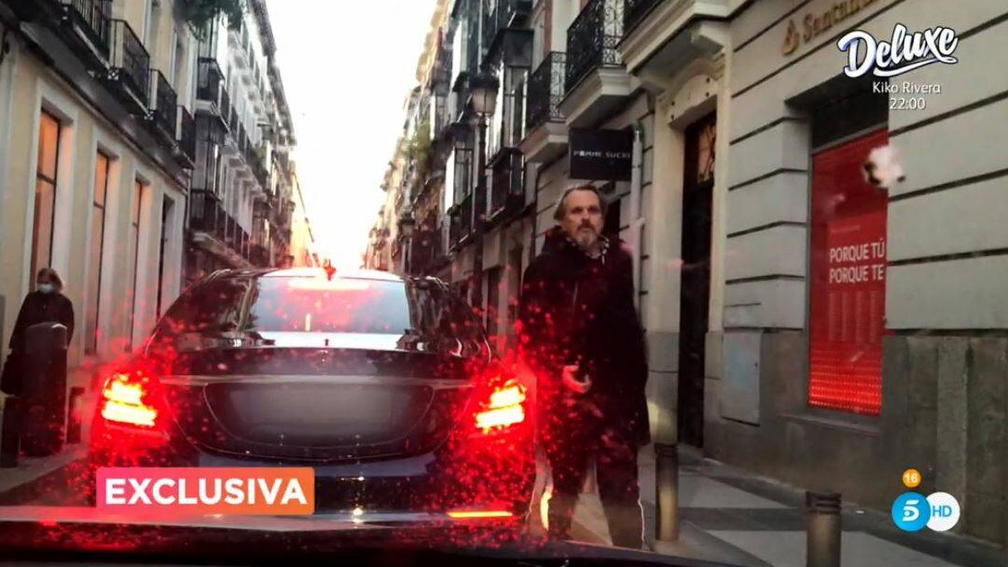 Miguel Bosé se encara con el equipo de 'Viva la vida'. (Mediaset España)