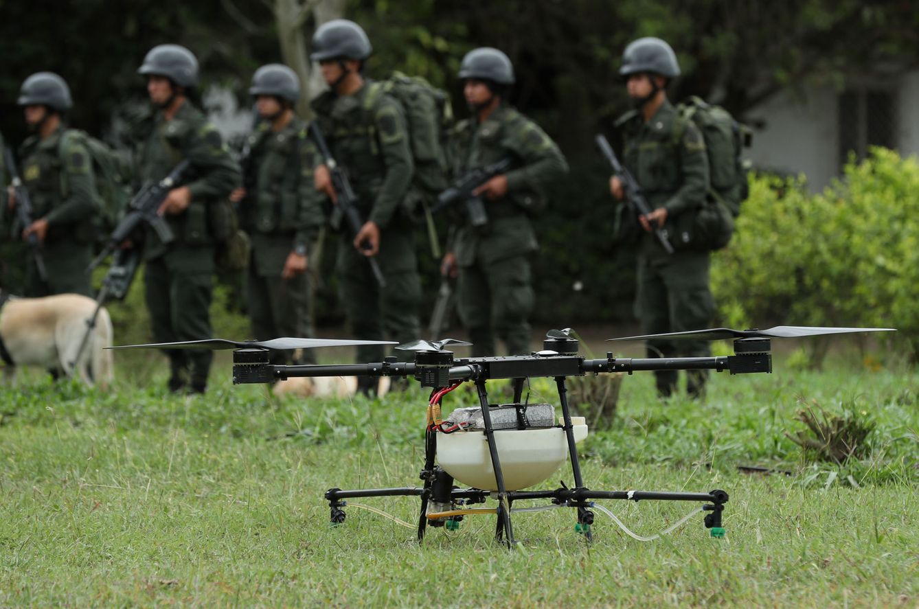 Un dron durante una prueba de fumigación de cultivos ilícitos en Colombia. (EFE)