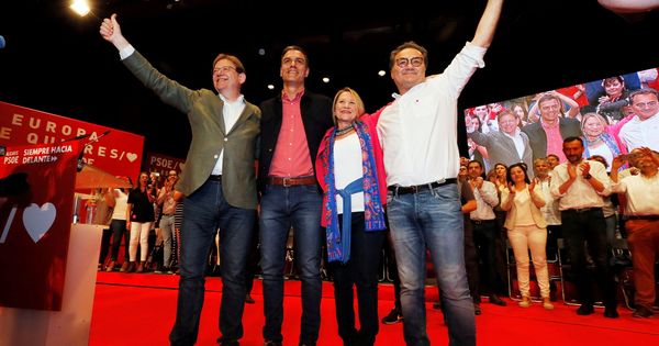 Foto: Pedro Sánchez, con Ximo Puig, Inmaculada Rodríguez-Piñero y Paco Sanguino, este 18 de mayo en Alicante. (EFE)