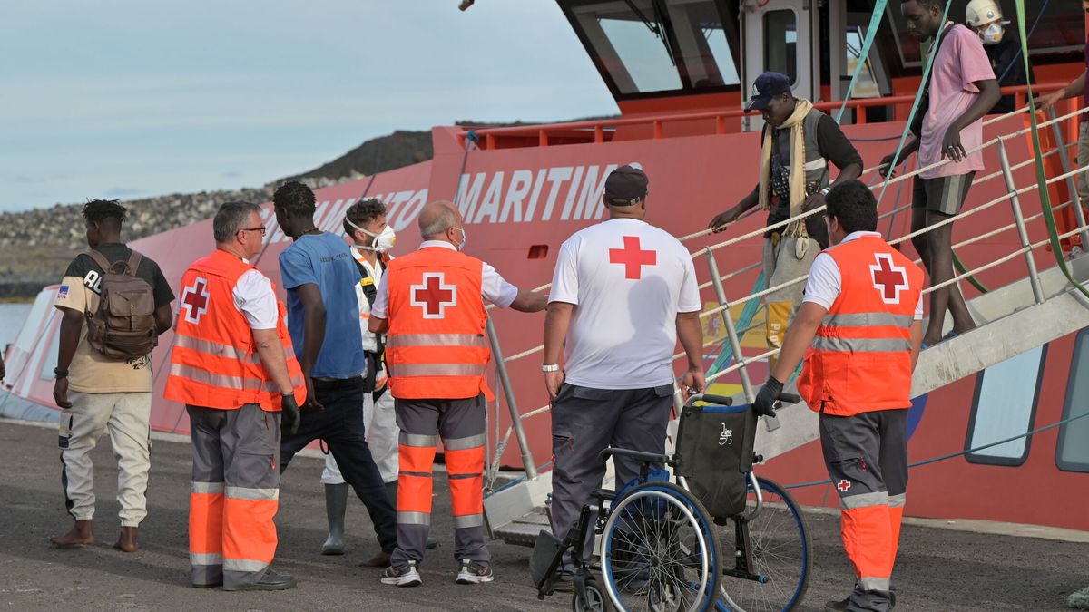 Rescatan una patera con 79 personas a bordo, entre ellos un fallecido, en aguas próximas a Arona (Tenerife)