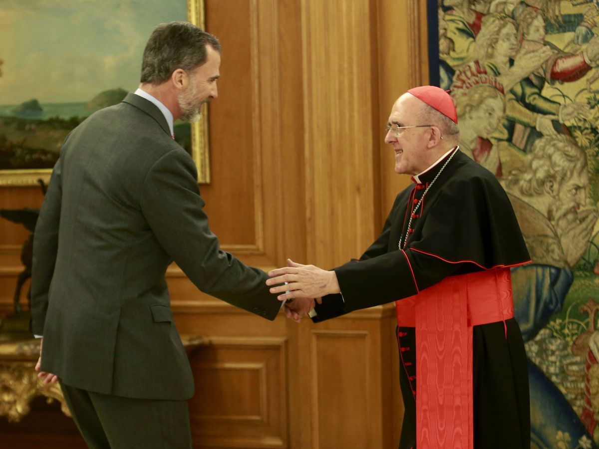 Foto: El Rey recibe en audiencia al cardenal arzobispo de Madrid, Carlos Osoro (d). (EFE)