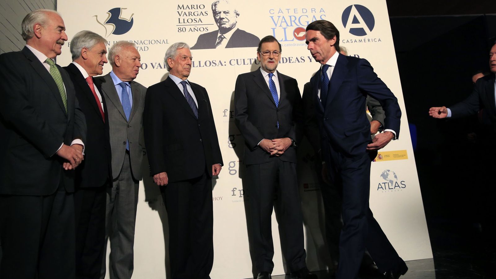 Foto: El presidente del Gobierno en funciones, Mariano Rajoy (2d) junto a José María Aznar en el acto de Vargas Llosa. (EFE)