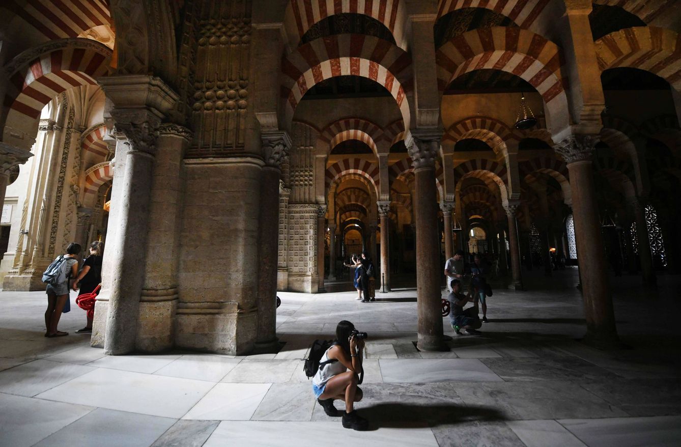Unos turistas hacen fotografías en el interior de la Mezquita-Catedral de Córdoba. (EFE)