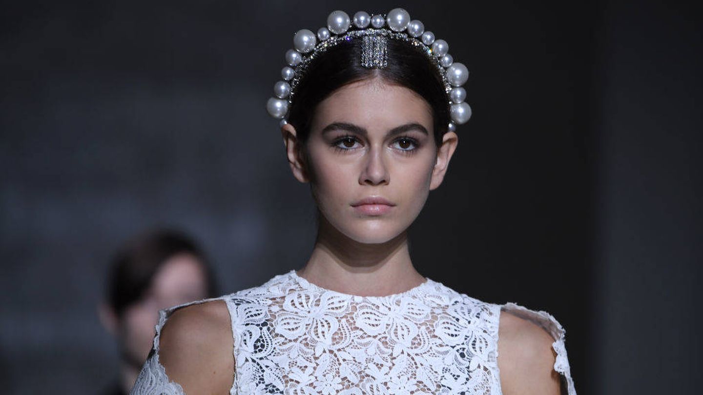 Kaia Gerber, con la versión con diadema y perlas de Givenchy. (Getty)