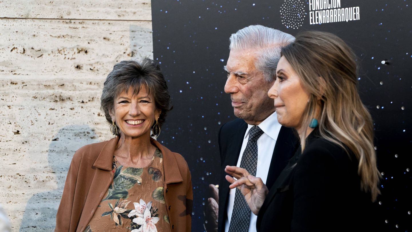Elena Barraquer, Mario Vargas Llosa y Purificación García, el martes en Barcelona. 