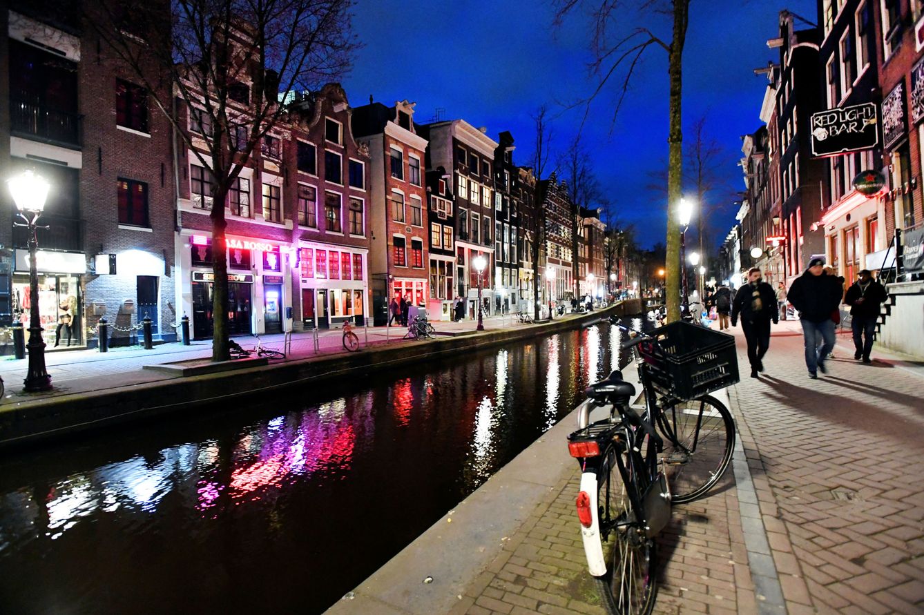 Una calle en Amsterdam, donde se han decidido cerrar algunos negocios por el coronavirus. (Reuters)