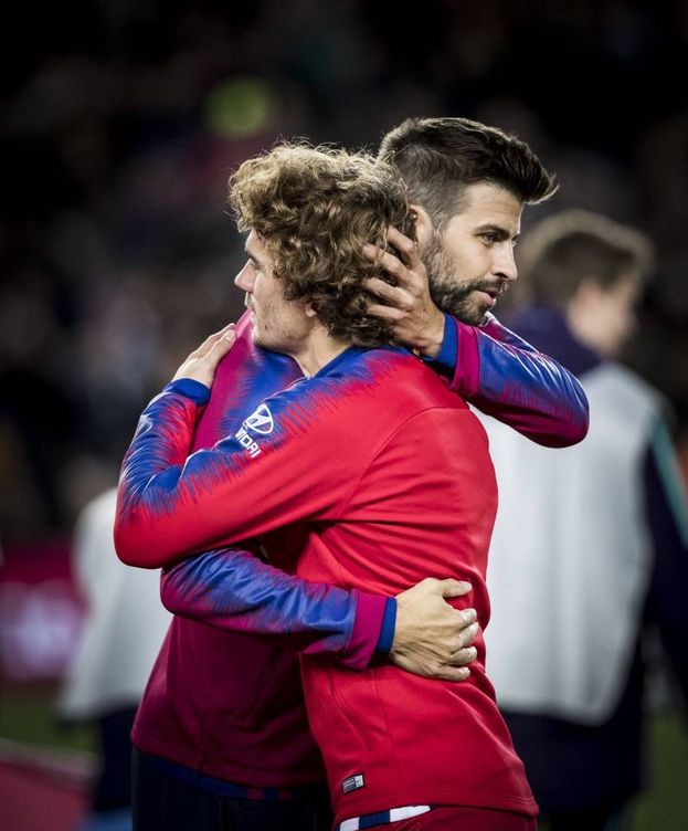 Foto: El abrazo entre Griezmann y Piqué. (FC Barcelona)