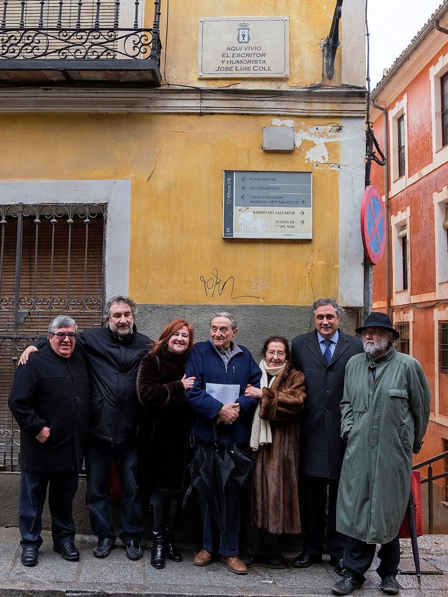 Familiares y amigos, en el homenaje a José Luis Coll, en 2018, junto a la casa en la que vivió. (EFE/José del Olmo)