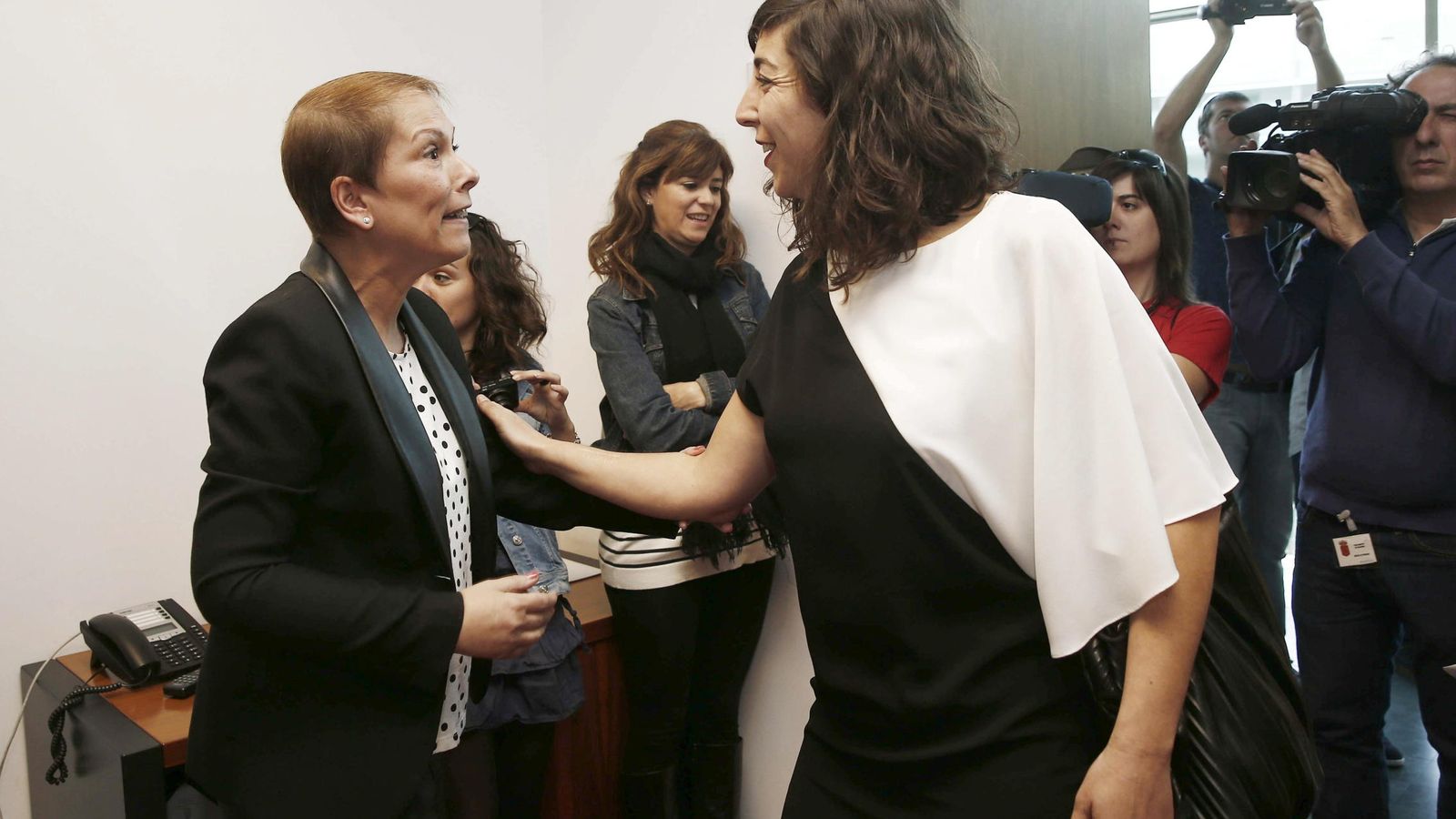 Foto: Uxeo Barkos (i), de Geroa Bai, durante un encuentro con la secretaria general de Podemos en Navarra, Laura Pérez. (EFE)