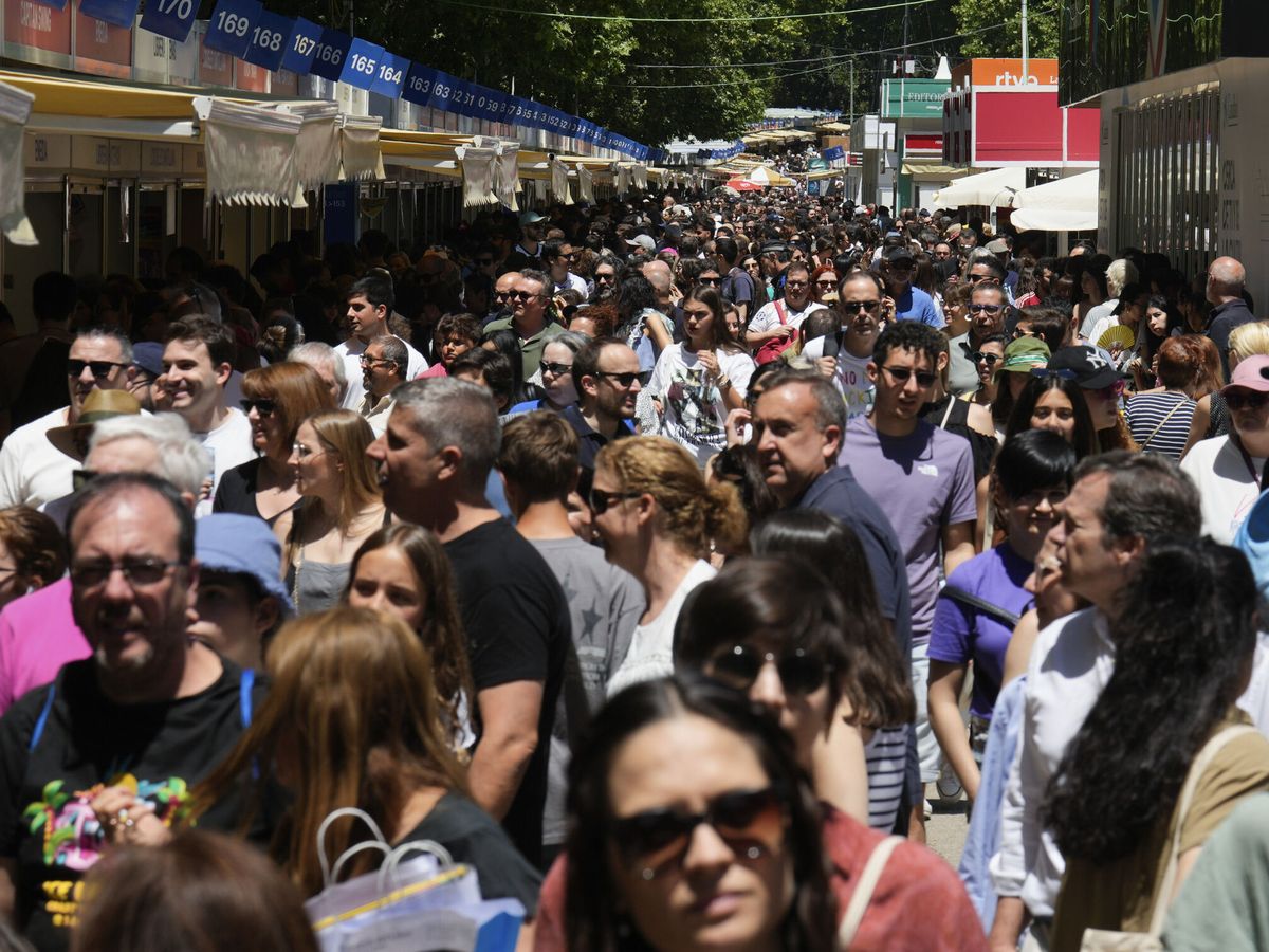 Foto: Multitud de personas en Madrid. (EFE/Borja Sánchez-Trillo)
