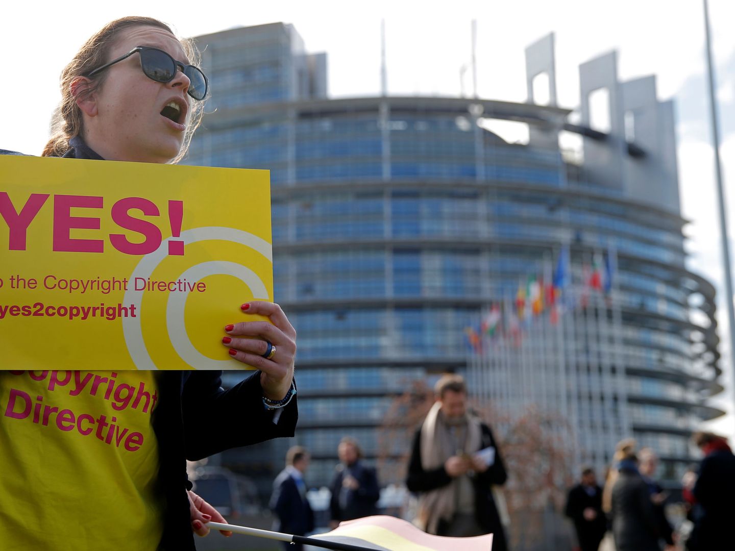 Activistas a favor de la reforma del copyright ante la sede del Parlamento en Estrasburgo. (Reuters)