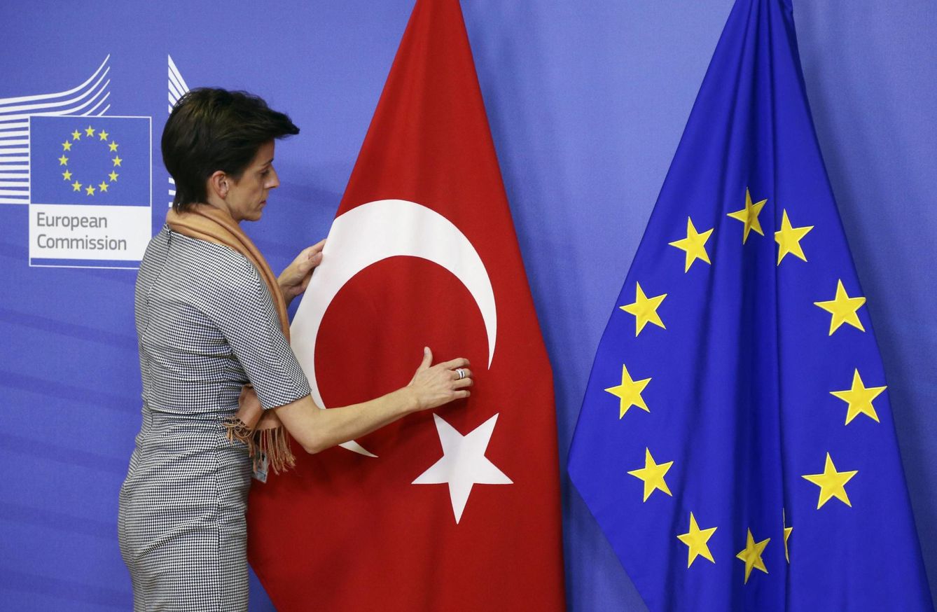 Banderas de Turquía y la Unión Europea en la sede de la Comisión en Bruselas. (Reuters)