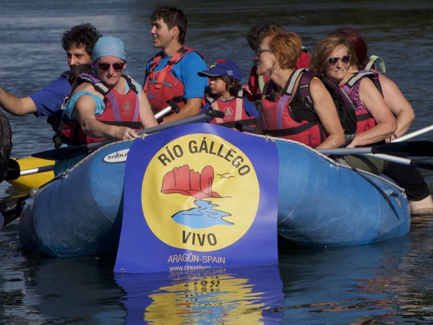 Protesta en el Ebro que simboliza la bajada de las alegaciones contra el proyecto. (P. P. A.)