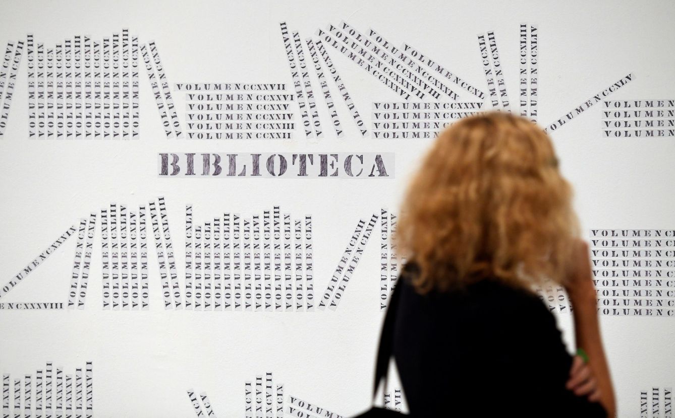 Una mujer observa una obra del artista uruguayo de origen alemán Luis Camnitzer durante la presentación de la exposición 'Hospicio de utopías fallidas' en el Museo Reina Sofía. (EFE)