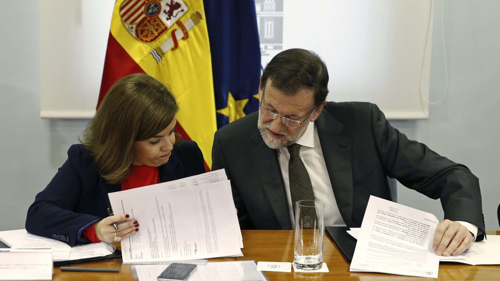 Foto: El presidente del Gobierno, Mariano Rajoy, y la vicepresidenta primera, Soraya Sáenz de Santamaría, durante la reunión del gabinete de crisis (Efe)