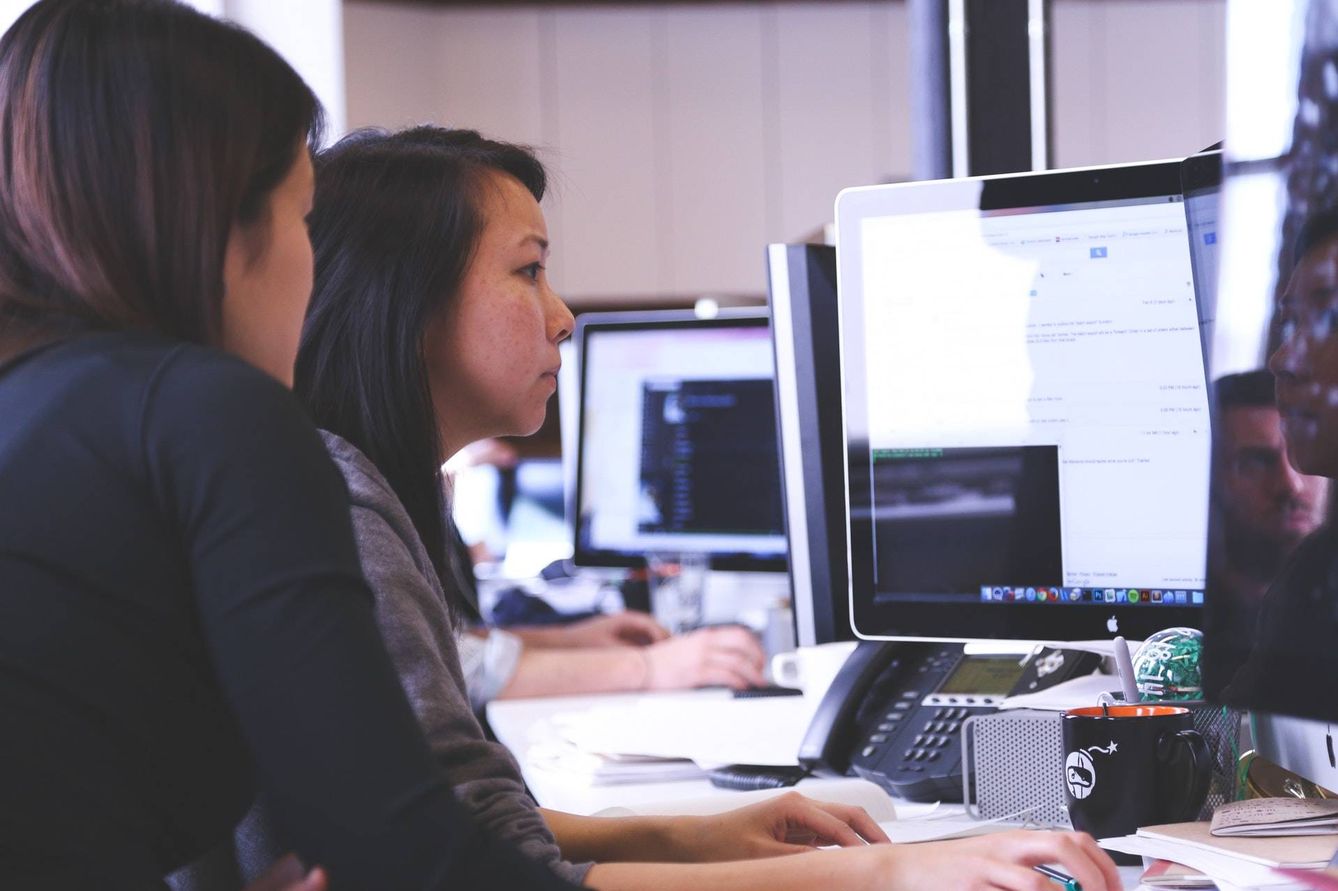 Podrían ser dos compañeras de trabajo usando la nueva ‘app’ de Office en su empresa. (Imagen: Pexels)