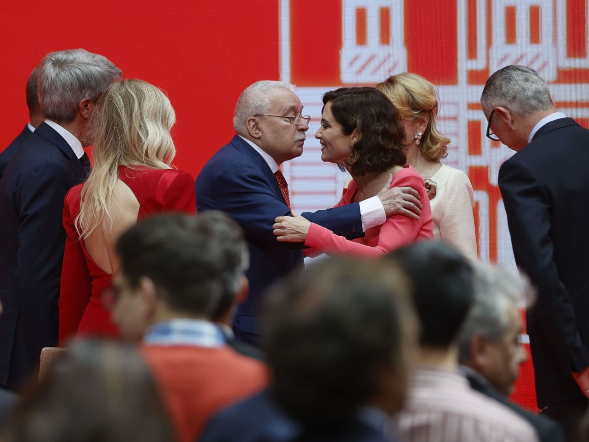 Foto: La presidenta de la Comunidad de Madrid, Isabel Díaz Ayuso (c-d), saluda al expresidente Joaquín Leguina, el pasado mes de mayo. (EFE/Mariscal)
