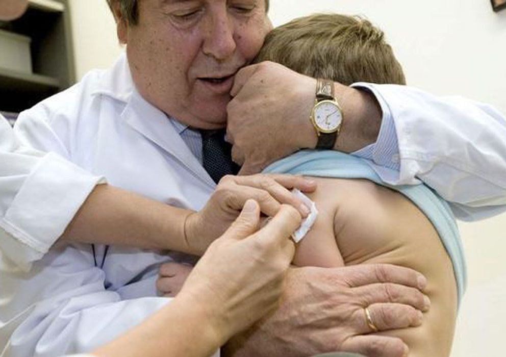 Foto: Un pediatra, en consulta. (EFE)