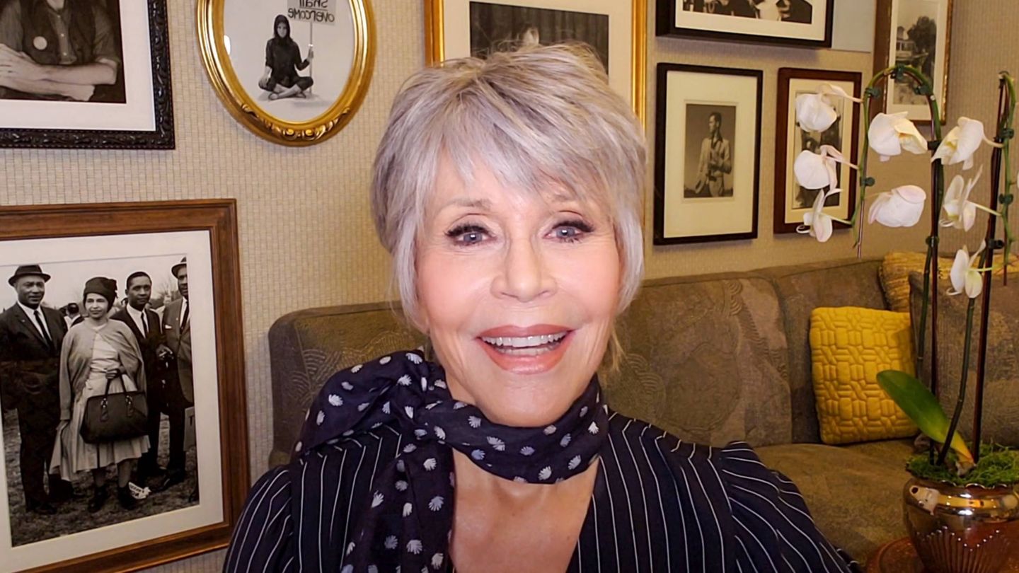 Jane Fonda, participando en un acto benéfico desde su casa. (Getty)
