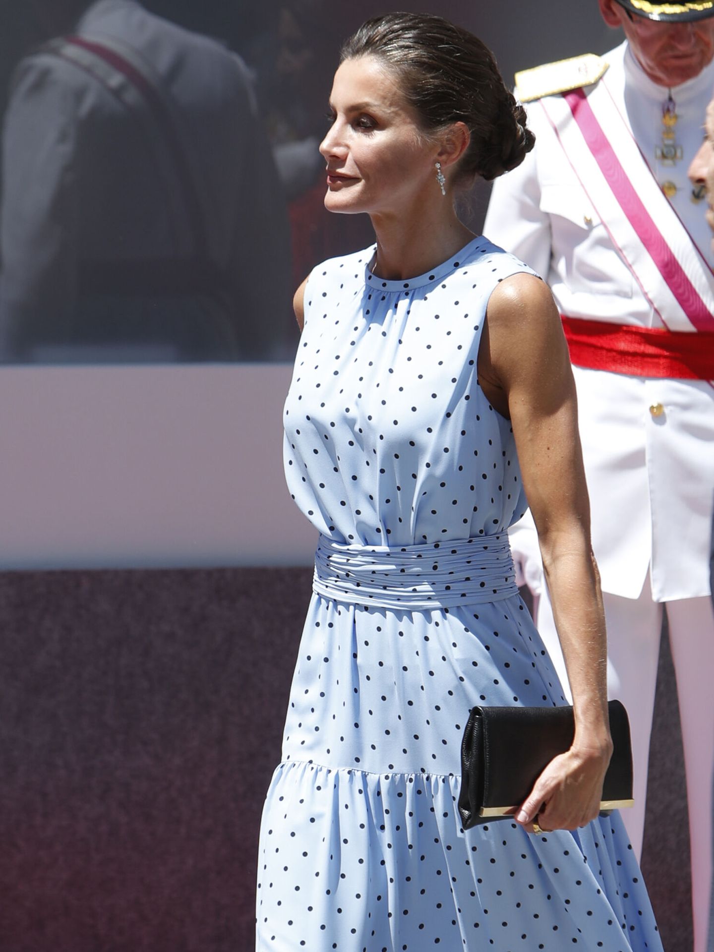 La reina Letizia, en las Fuerzas Armadas con clutch de Carolina Herrera. (EFE/Javier Belver)