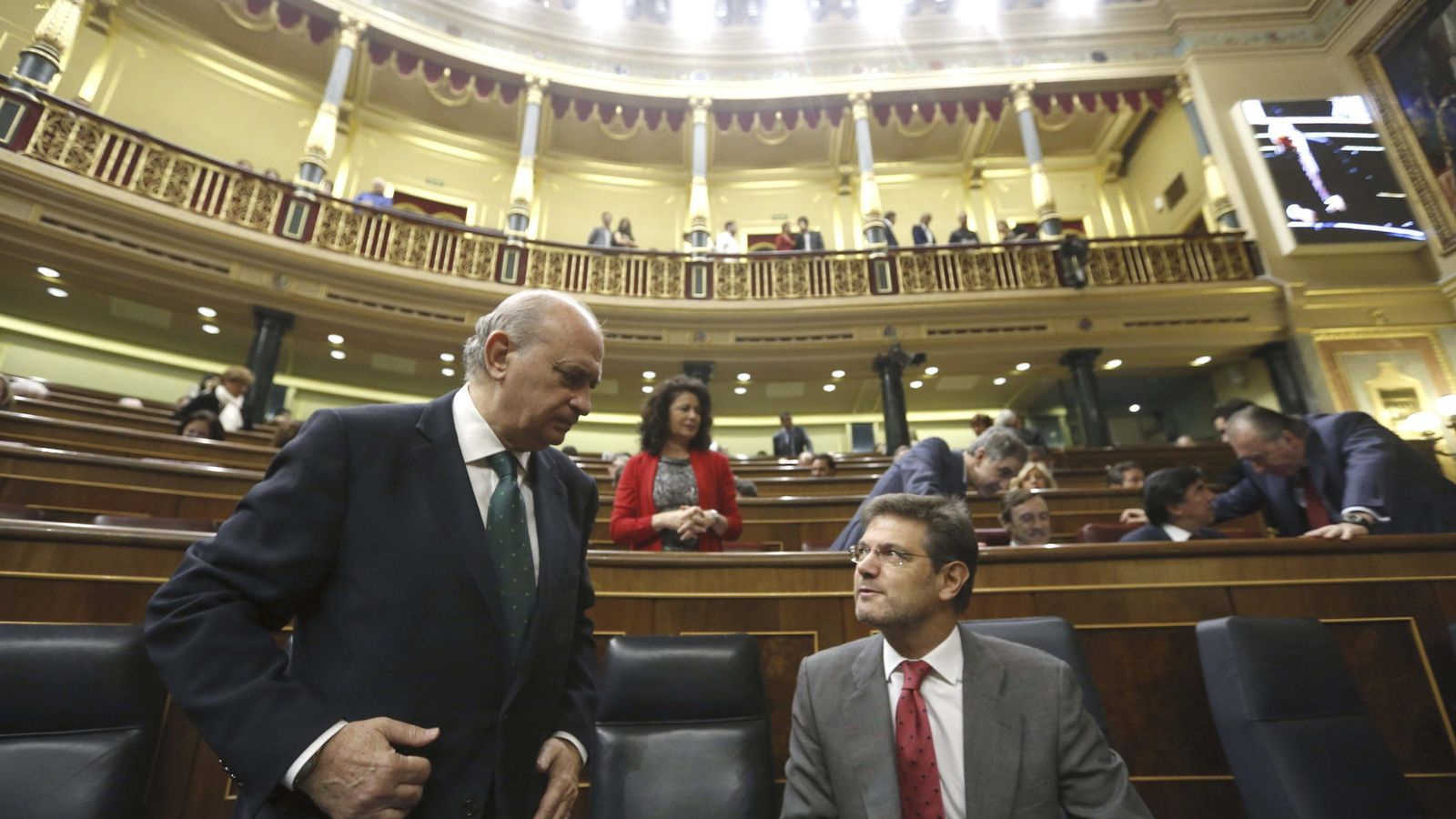Foto:  El ministro del Interior, Jorge Fernández Díaz (i), conversa con el ministro de Justicia, Rafael Catalá (d). (EFE)