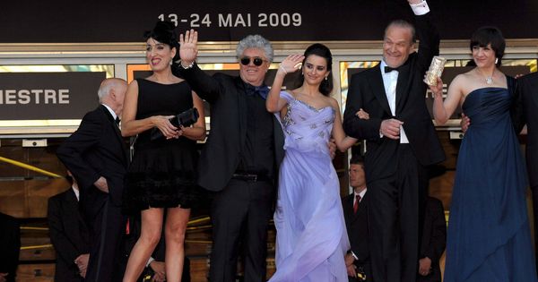 Foto: Homar y Almodóvar en Cannes con 'Los abrazos rotos' (EFE)