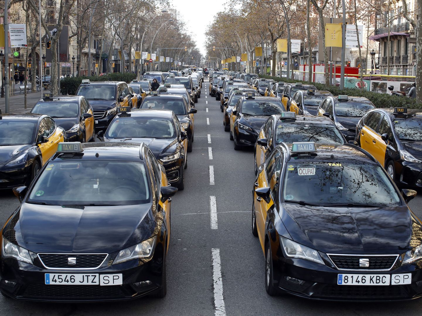 Varios centenares de taxis de Barcelona bloquean cuatro de los cinco carriles del tramo central de la Gran Vía. (EFE/Marta Pérez)