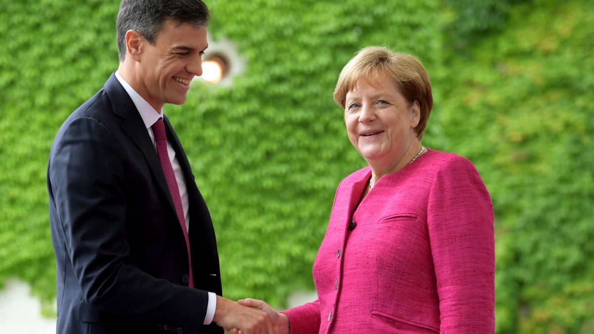 Sánchez planea un fin de semana de gestos para cautivar a Merkel, la amiga de Rajoy