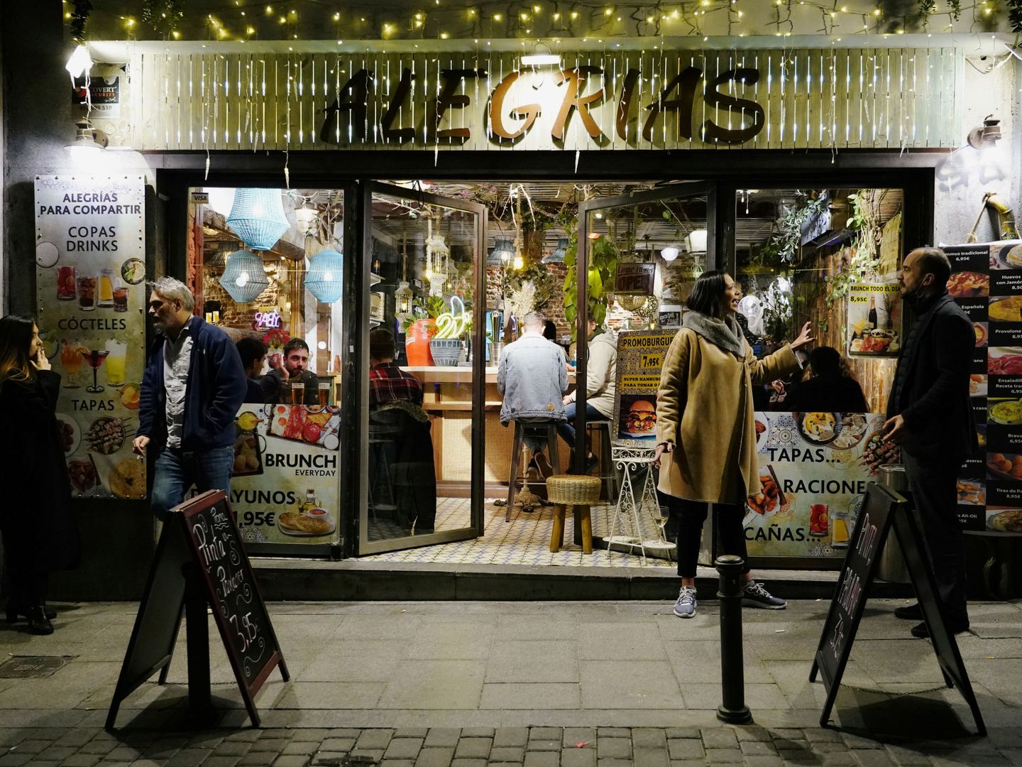 Gente hablando en el exterior de un bar de Madrid. (Reuters)